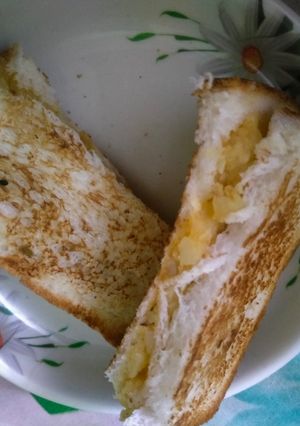 A picture of Aloo toast.