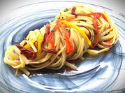 Una foto di linguine con pasta di acciughe