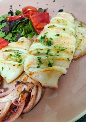 Una foto de Calamares a la plancha con aliño de ajo y perejil