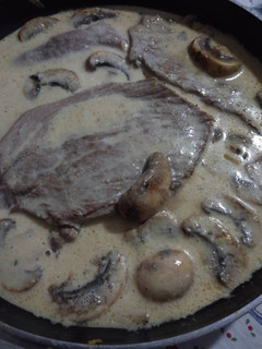 Foto de Bife de vaca com cogumelos e mostarda