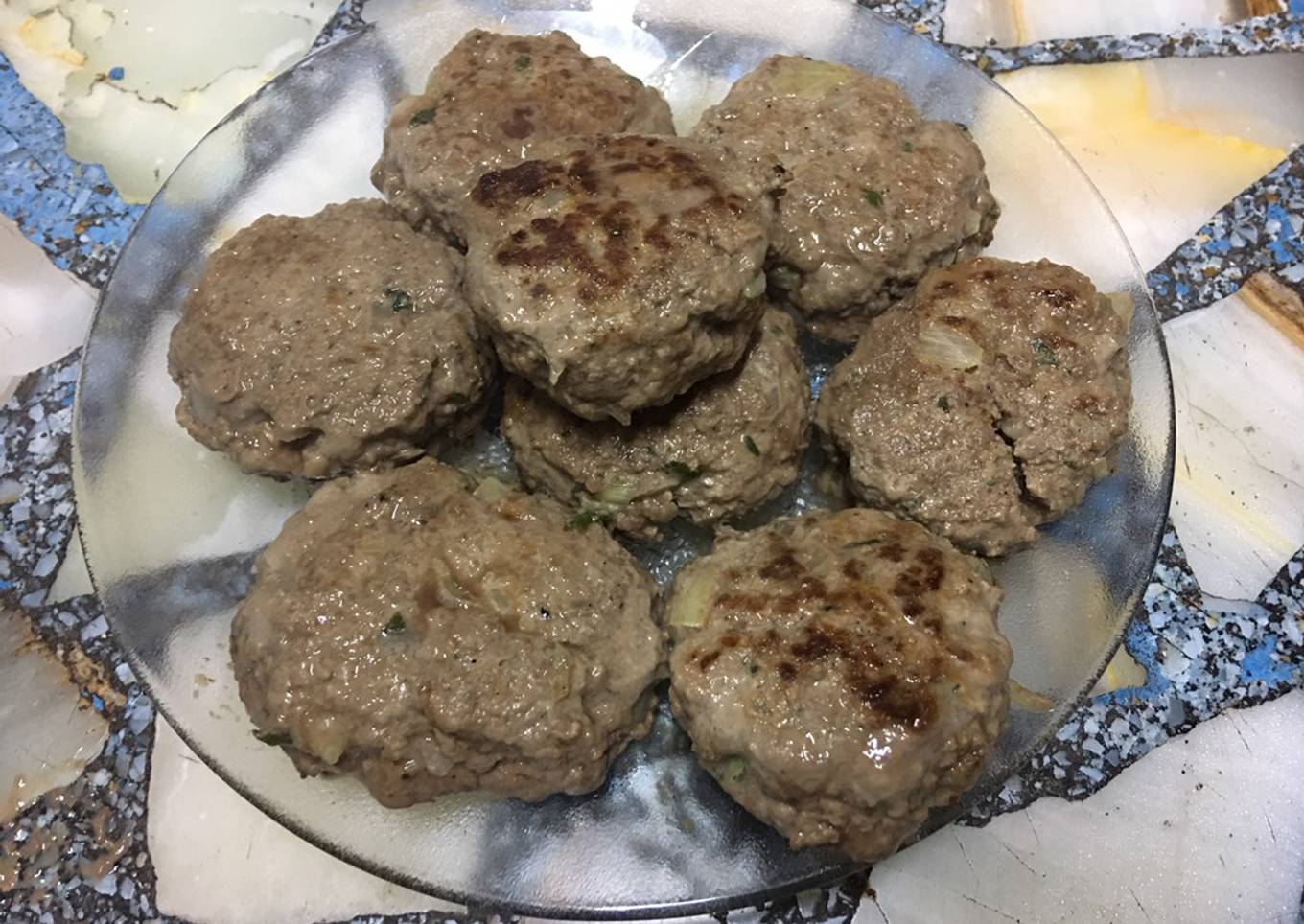 Hamburguesas de carne caseras en plancheta