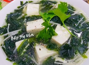 Hình của món Canh chay rong biển đậu hủ nấm kim châm.