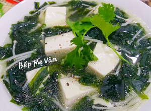 Hình của món Canh chay rong biển đậu hủ nấm kim châm.