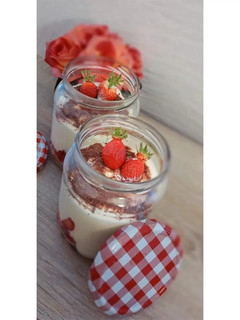 Une photo de Tiramisu fraise 🍓 dans bocaux