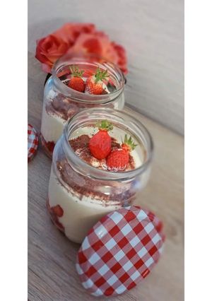 Une photo de Tiramisu fraise 🍓 dans bocaux