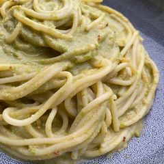 A picture of Spaghetti con granchio, piselli e tartufo – Spaghetti with crab, peas and truffle.