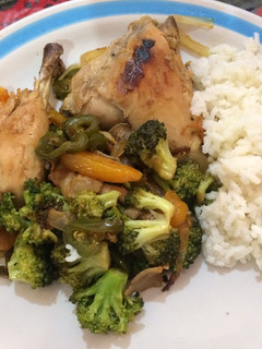 Una foto de Pollo con brócoli y cítricos