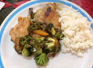 Una foto de Pollo con brócoli y cítricos