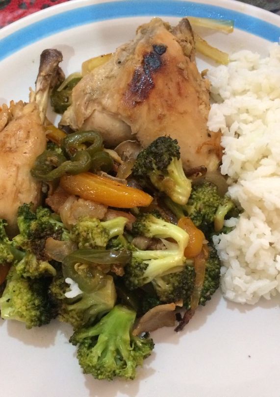 Una foto de Pollo con brócoli y cítricos