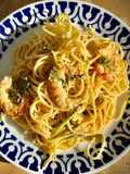 Spaghetti picantes con trigueros y langostinos