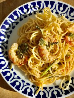 Una foto de Spaghetti picantes con trigueros y langostinos