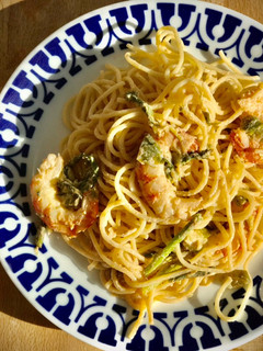 Una foto de Spaghetti picantes con trigueros y langostinos