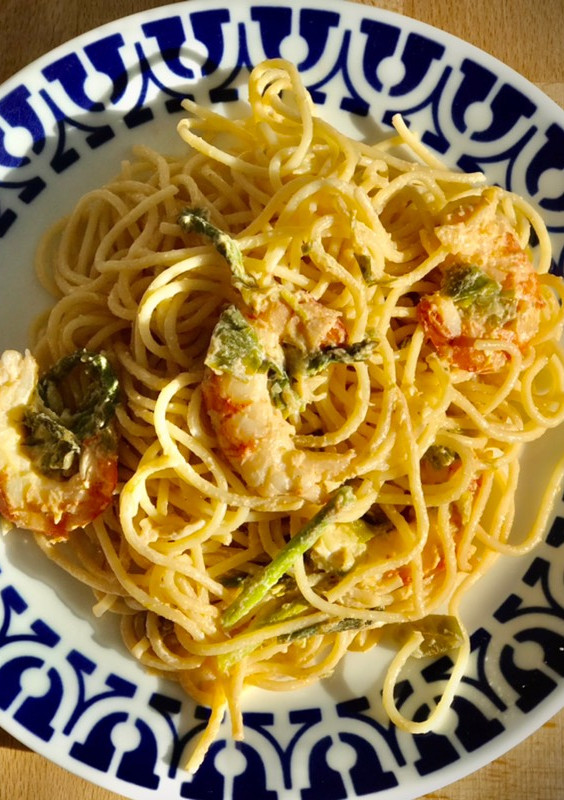 Una foto de Spaghetti picantes con trigueros y langostinos