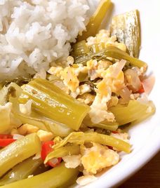 dưa cải muối chua với trứng gà