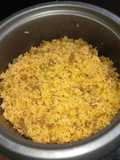 Arroz junto con longaniza y vegetales mixtos