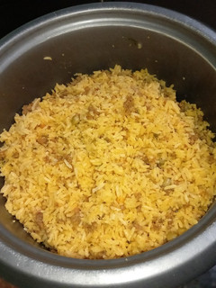 Una foto de Arroz junto con longaniza y vegetales mixtos