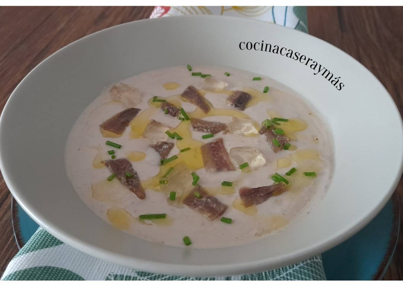 Sopa fría de ajoblanco de nueces y gelatina de vermut