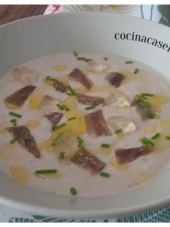 Una foto de Sopa fría de ajoblanco de nueces y gelatina de vermut