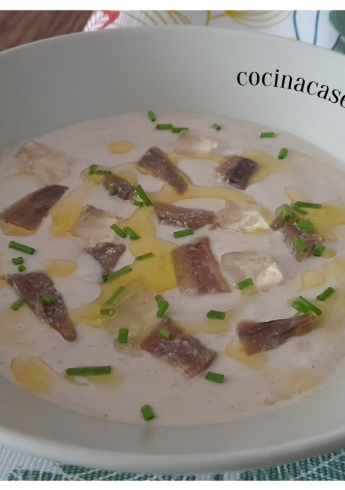 Una foto de Sopa fría de ajoblanco de nueces y gelatina de vermut