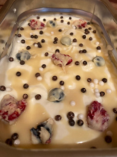 Una foto de Helado de chocolate blanco con frutos rojos bañados en chocolate blanco y sirope de chocolate blanco