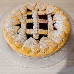 Foto di Crostata con metà confettura di more e metà lampone