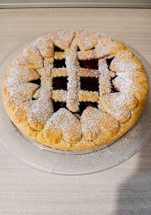Foto di Crostata con metà confettura di more e metà lampone