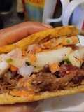 Arepa🥯rellena de pollo🫕y salchichón teriyaky con ensalada fresca🥙🧆🌯