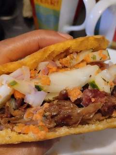 Una foto de Arepa🥯rellena de pollo🫕y salchichón teriyaky con ensalada fresca🥙🧆🌯