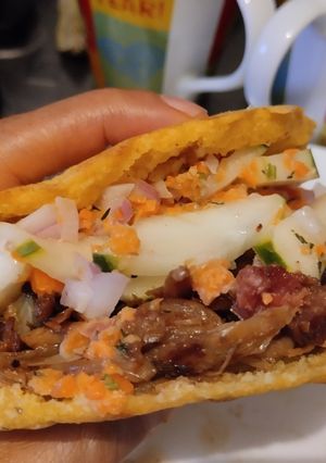 Una foto de Arepa🥯rellena de pollo🫕y salchichón teriyaky con ensalada fresca🥙🧆🌯
