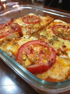 चीज़ी ब्रेड पिज़्ज़ा (cheese bread pizza recipe in Hindi) रेसिपी मुख्य फोटो
