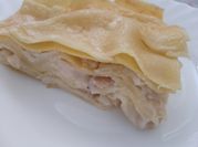 Una foto di lasagna al forno