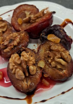 O poză a rețetei Prune la cuptor cu miez de nucă și sirop de curmale „Sărbătoare de Toamnă”.