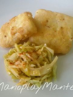 Una foto de Bacalao frito con ensalada de repollo en gme, f y g y tradicional