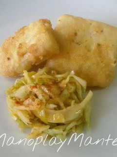 Una foto de Bacalao frito con ensalada de repollo en gme, f y g y tradicional