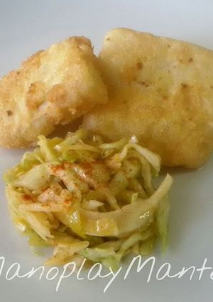 Una foto de Bacalao frito con ensalada de repollo en gme, f y g y tradicional