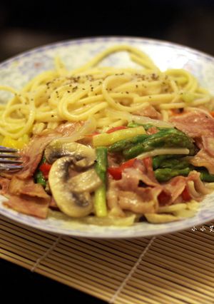 懶人料理♫白醬培根蘆筍義大利麵（2人份） 的食譜成品照片