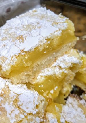 A picture of Stunning Lemon Bars.