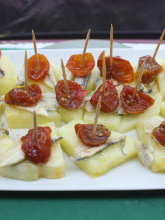 Una foto de Pinchos de melón con boquerones y cherrys en almíbar
