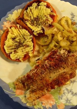 Una foto de Merluza con colchón de hinojos y corianito asado
