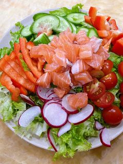 Hình của món Eat clean: Salad cá hồi.