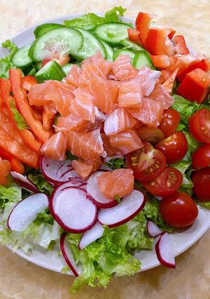 Hình của món Eat clean: Salad cá hồi.