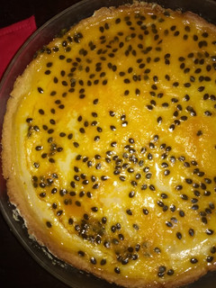 Una foto de Tarta de yogurt griego con maracuyá!!