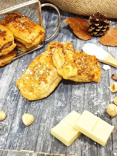 Una foto de Mini napolitanas de choco blanco y crema de avellanas 🥐