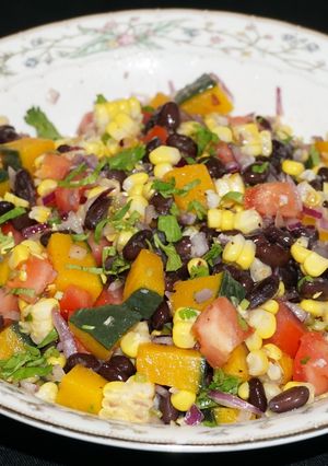 Una foto de Ensalada de porotos negros vegana