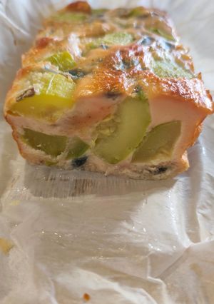 Une photo de Flan-cake rose aux dés de courgette & oignon rouge