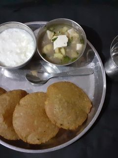आलू पनीर की सब्जी और पूरी (Aloo Paneer Ki Sabji recipe in Hindi) रेसिपी मुख्य फोटो