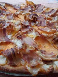 Una foto de Pizza de boniato y panceta ahumada