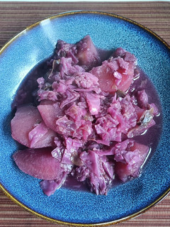 Una foto de Patatas con lombarda al vino tinto