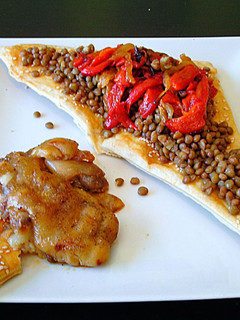 Una foto de Pies de cerdo con verduras sobre triángulos crujientes