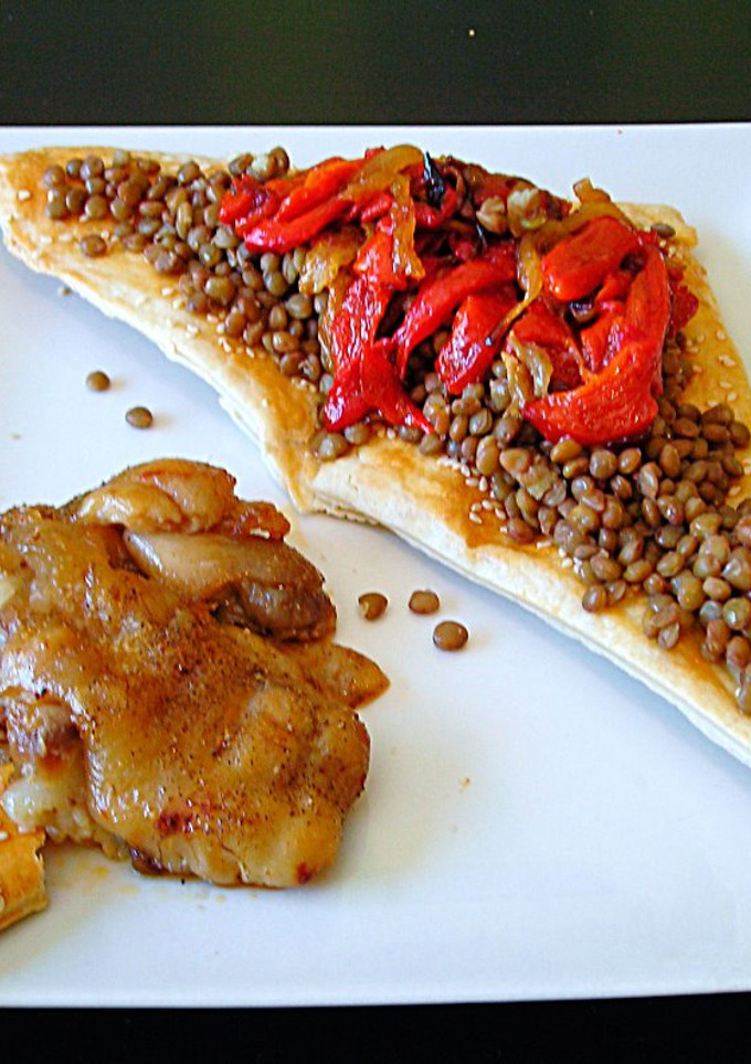 Una foto de Pies de cerdo con verduras sobre triángulos crujientes